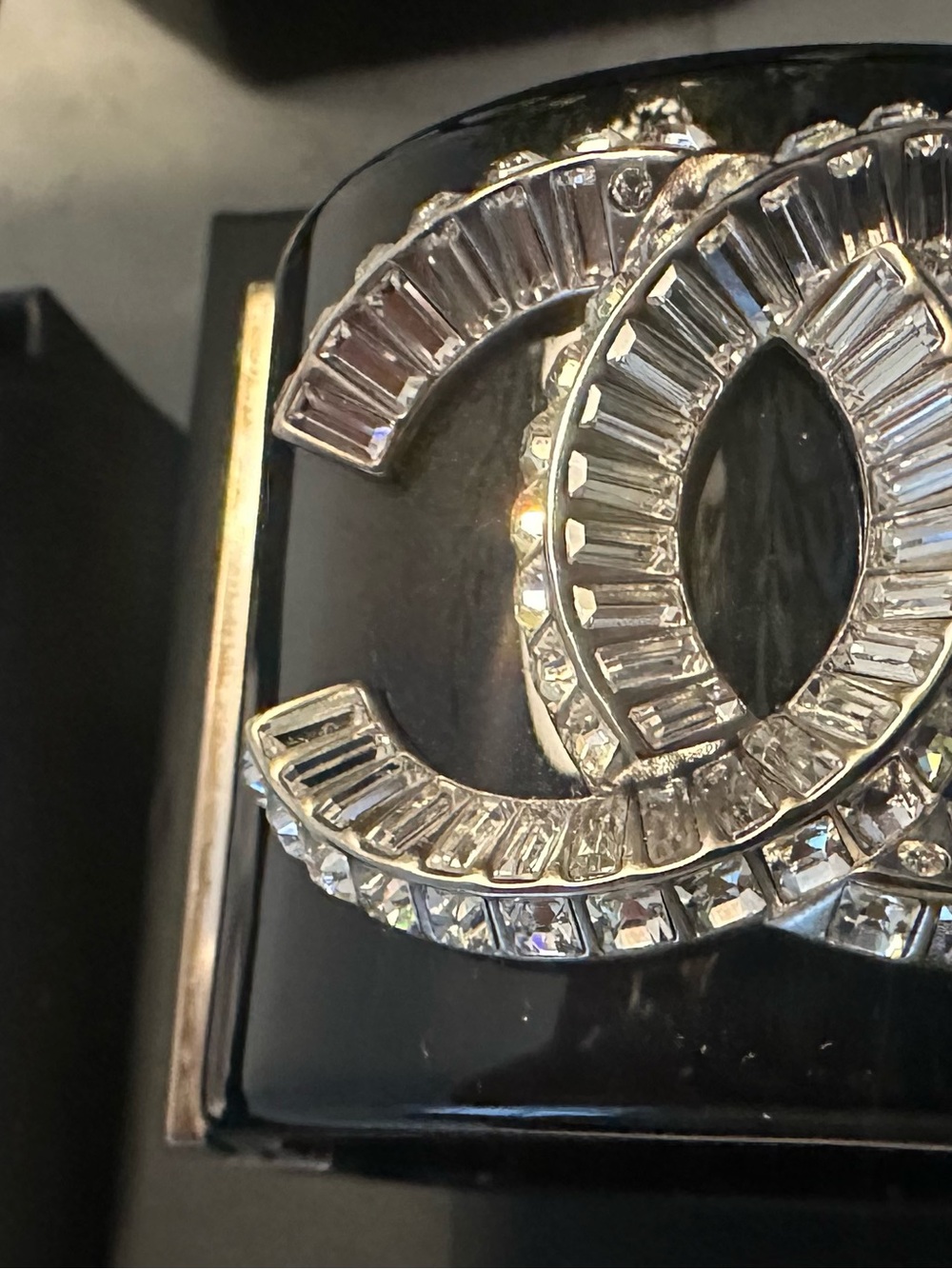 CHANEL STRASS CRYSTAL & RESIN HINGED BRACELET/CUFF - Picture 4 of 10